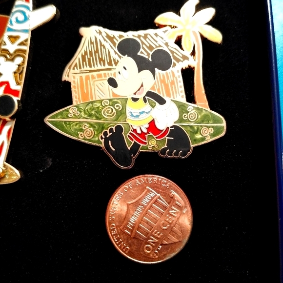 DISNEY SET OF 4 PINS - Picture 3 of 7
